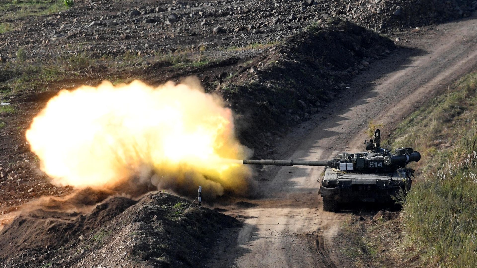 Танк Т-80 во время учений Тихоокеанского флота на полигоне Клерк в Приморском крае Танк Т-80 во время учений Тихоокеанского флота на полигоне Клерк в Приморском крае - РИА Новости, 1920, 21.12.2021