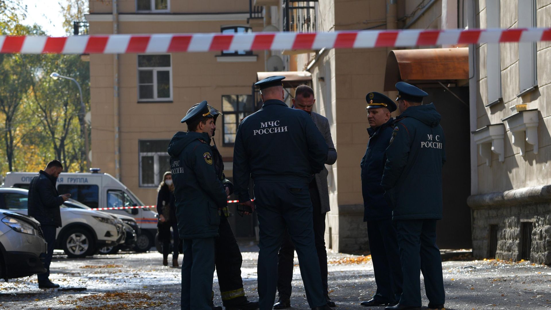 Сотрудники МЧС РФ у жилого дома на Рябовском шоссе в Санкт-Петербурге, где произошел взрыв бытового газа Сотрудники МЧС РФ у жилого дома на Рябовском шоссе в Санкт-Петербурге, где произошел взрыв бытового газа - РИА Новости, 1920, 06.10.2021