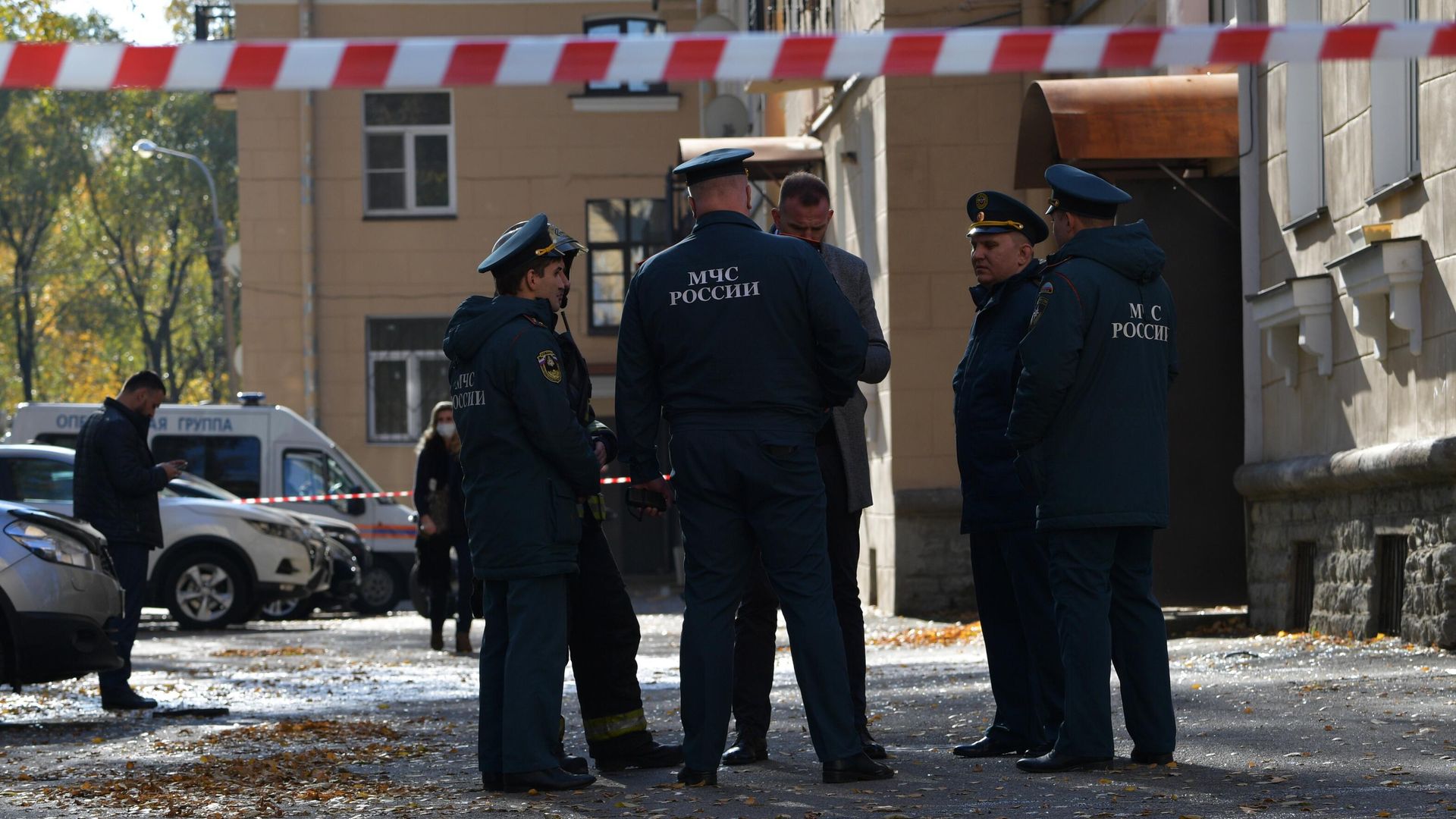 Сотрудники МЧС РФ у жилого дома на Рябовском шоссе в Санкт-Петербурге, где произошел взрыв бытового газа Сотрудники МЧС РФ у жилого дома на Рябовском шоссе в Санкт-Петербурге, где произошел взрыв бытового газа - РИА Новости, 1920, 06.10.2021