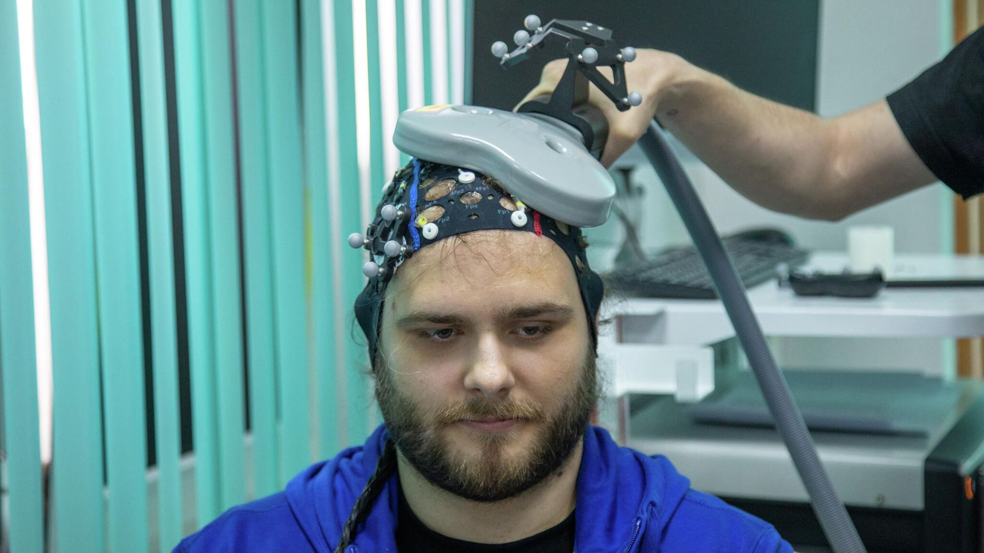 Проведение эксперимента с электроэнцефалограммой и транскраниальной магнитной стимуляцией Проведение эксперимента с электроэнцефалограммой и транскраниальной магнитной стимуляцией - РИА Новости, 1920, 11.10.2021