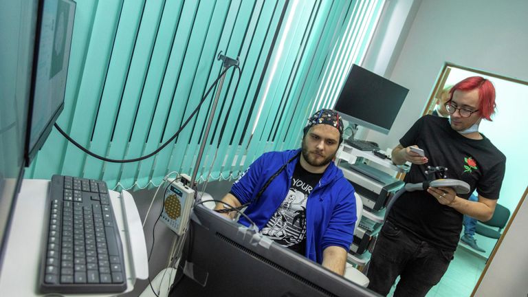 Проведение эксперимента с электроэнцефалограммой и транскраниальной магнитной стимуляцией Проведение эксперимента с электроэнцефалограммой и транскраниальной магнитной стимуляцией
