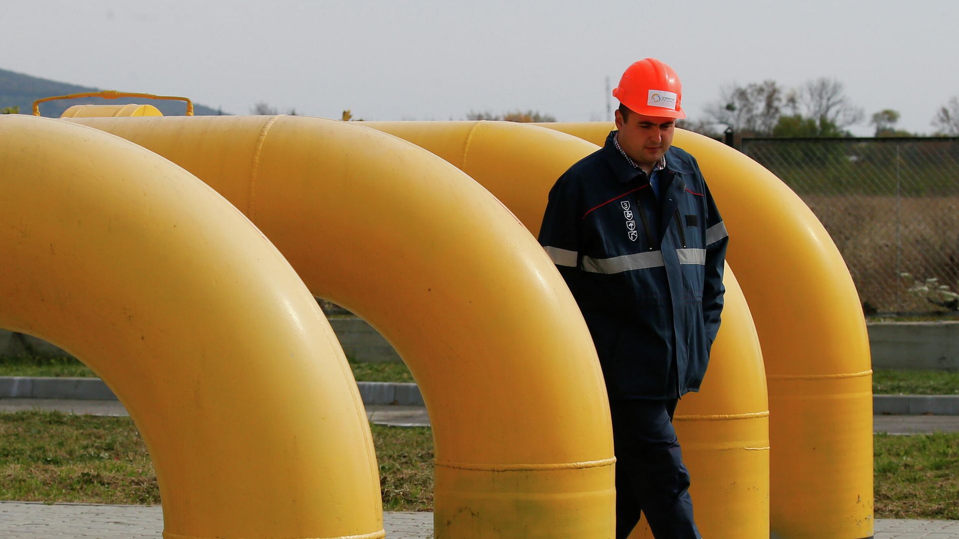 Сотрудник на газовой станции в районе Берегово, Украина Сотрудник на газовой станции в районе Берегово, Украина - РИА Новости, 1920, 15.10.2021