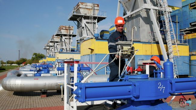 Сотрудник на газовой станции недалеко от Ужгорода, Украина