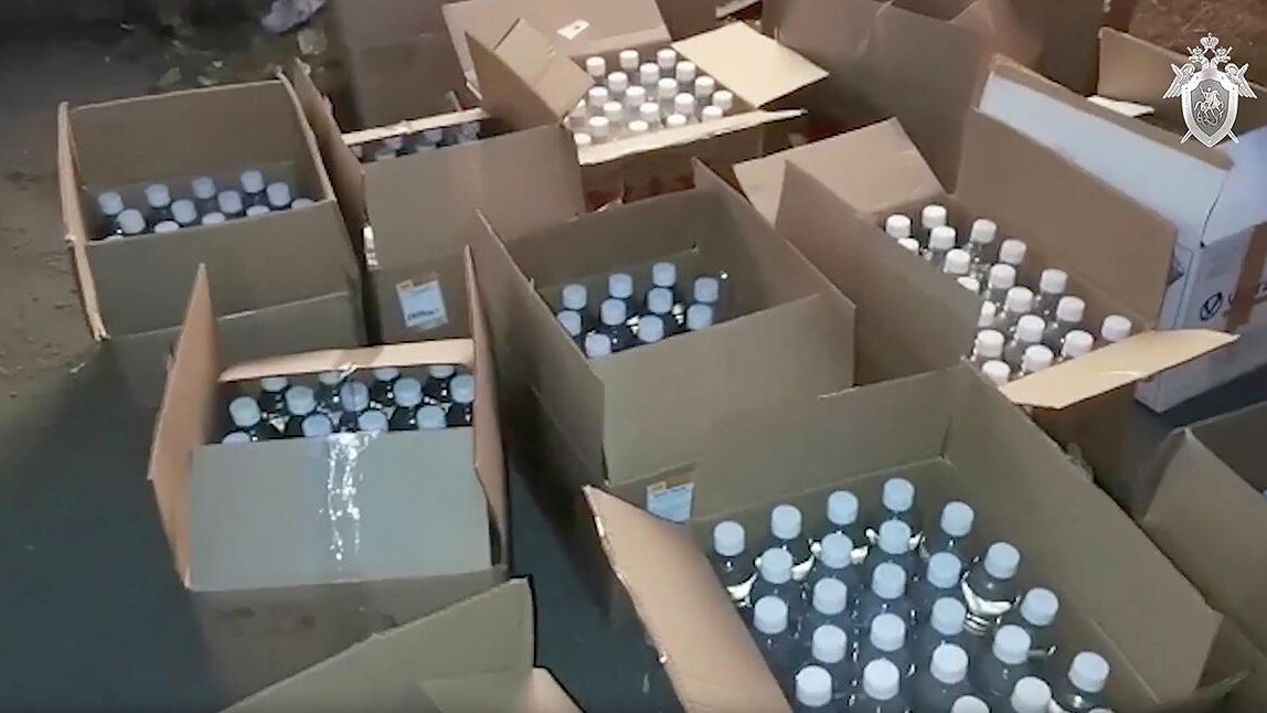 Спиртосодержащая продукция, изъятая сотрудниками СК России по Оренбургской области. Кадр видео Спиртосодержащая продукция, изъятая сотрудниками СК России по Оренбургской области. Кадр видео - РИА Новости, 1920, 08.10.2021