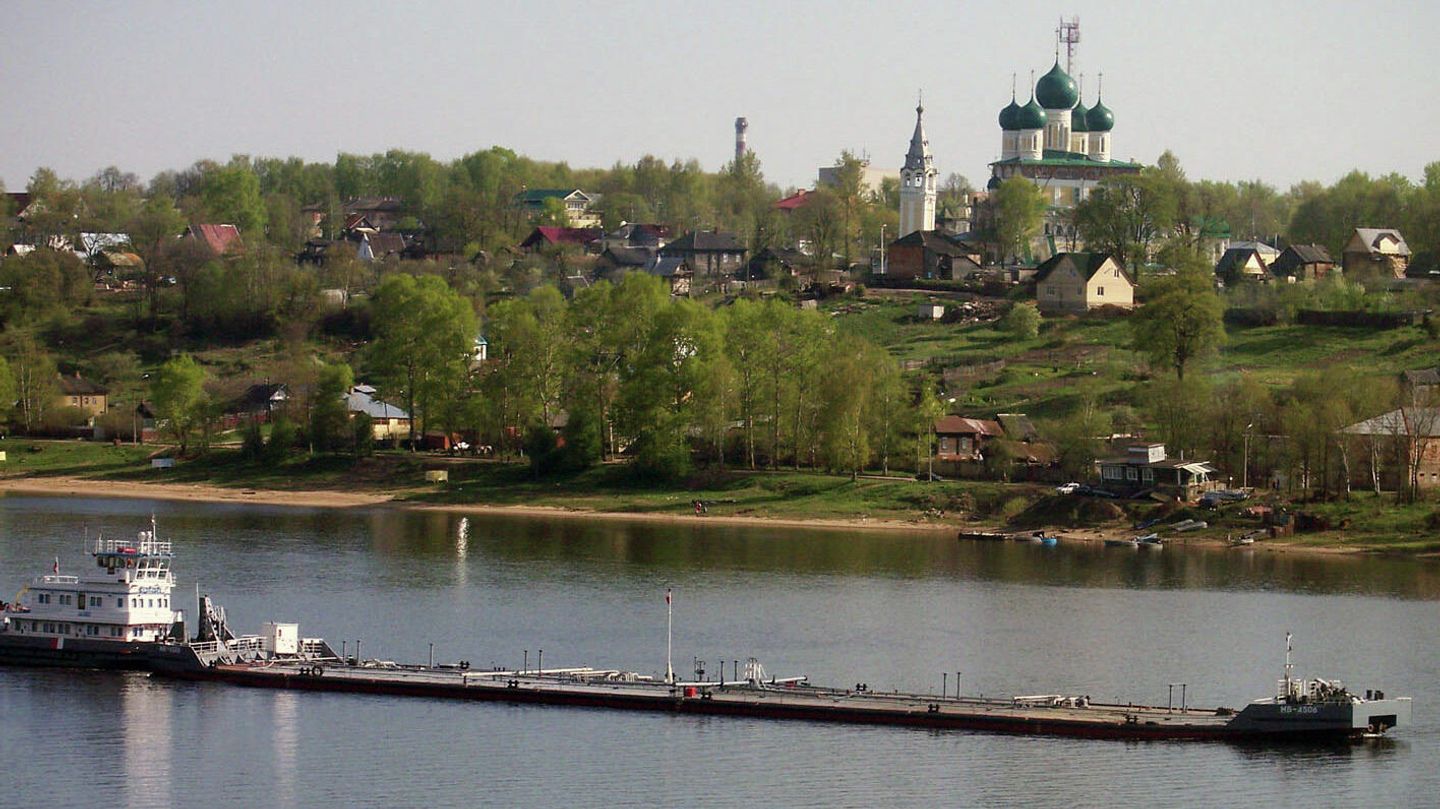 Вид на Воскресенский собор с Романовской стороны