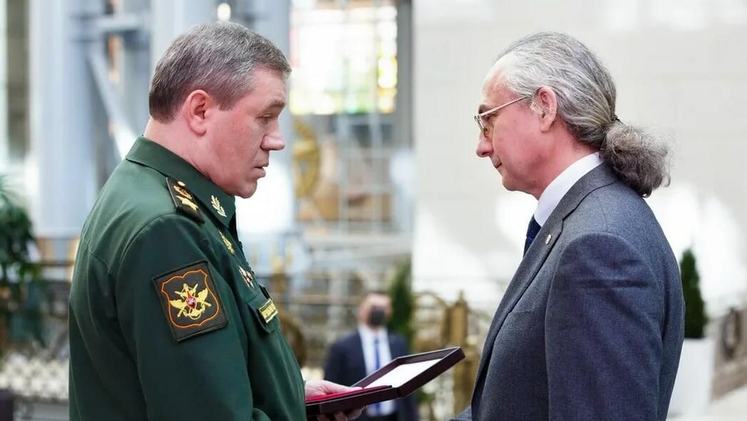 Начальник Генштаба ВС РФ Валерий Герасимов передал звезду Героя Российской Федерации внуку героически погибшего в Великую Отечественную войну полковника Виктора Полосухина Начальник Генштаба ВС РФ Валерий Герасимов передал звезду Героя Российской Федерации внуку героически погибшего в Великую Отечественную войну полковника Виктора Полосухина - РИА Новости, 1920, 08.10.2021