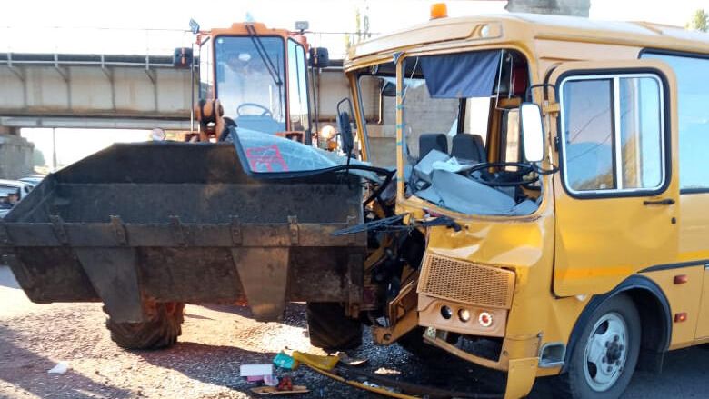 ДТП с участием автобуса и погрузчика в поселке Таловая Воронежской области ДТП с участием автобуса и погрузчика в поселке Таловая Воронежской области - РИА Новости, 1920, 08.10.2021