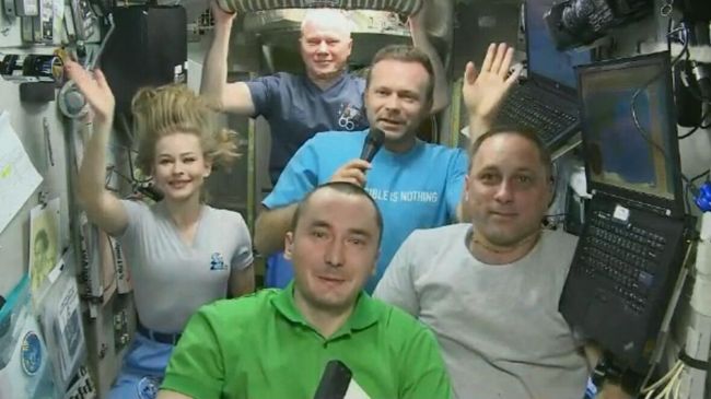 Актриса Юлия Пересильд, режиссер Клим Шипенко, космонавт Антон Шкаплеров на Международной космической станции Актриса Юлия Пересильд, режиссер Клим Шипенко, космонавт Антон Шкаплеров на Международной космической станции