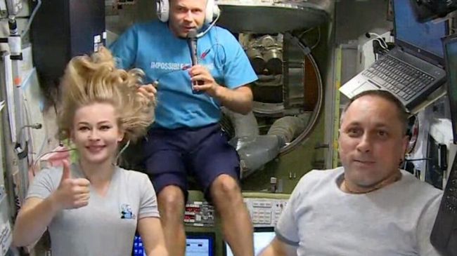 Актриса Юлия Пересильд, режиссер Клим Шипенко и космонавт Антон Шкаплеров на Международной космической станции