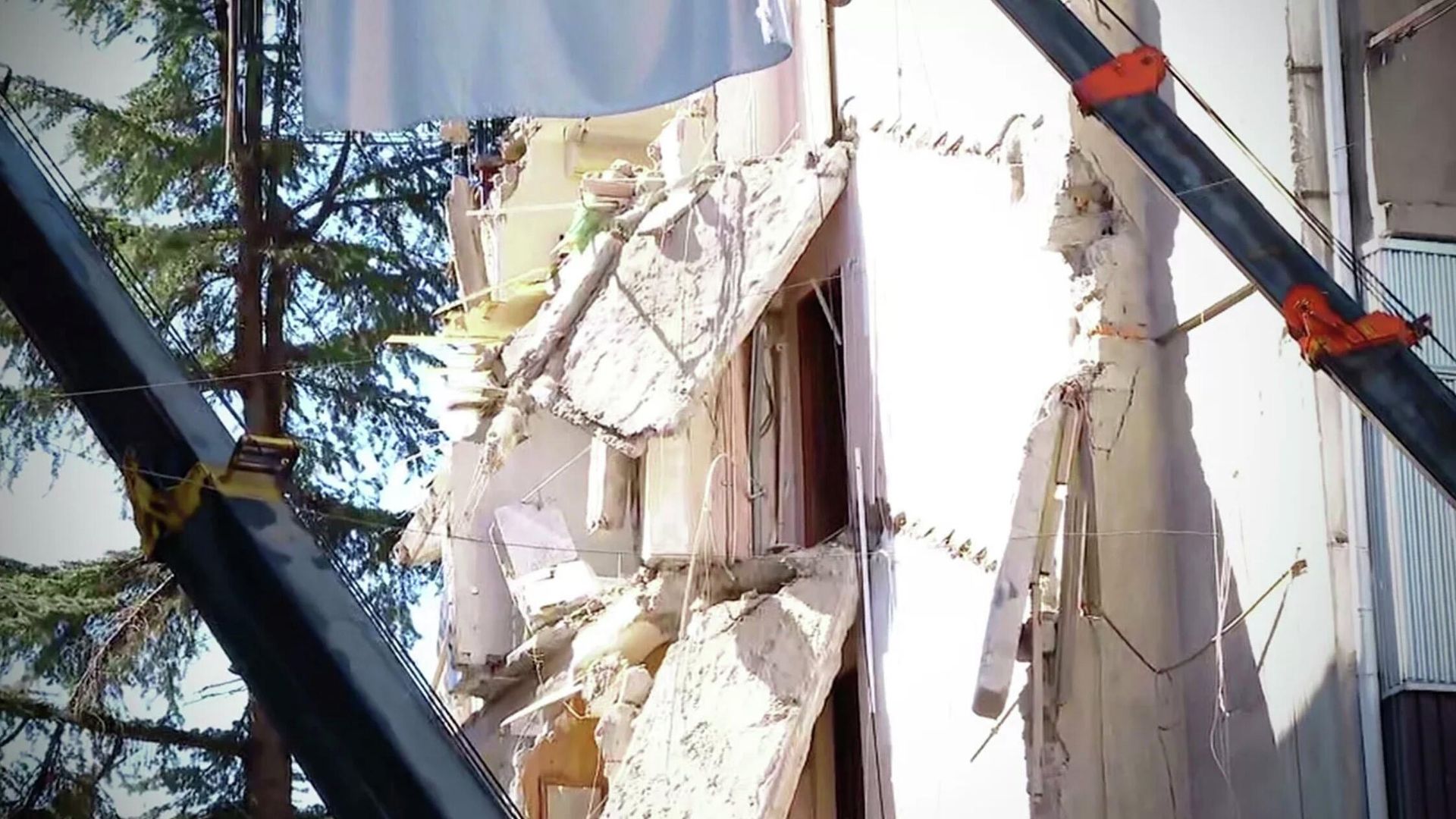 Обрушение жилого дома в Батуми. Кадр видео Обрушение жилого дома в Батуми. Кадр видео - РИА Новости, 1920, 08.10.2021