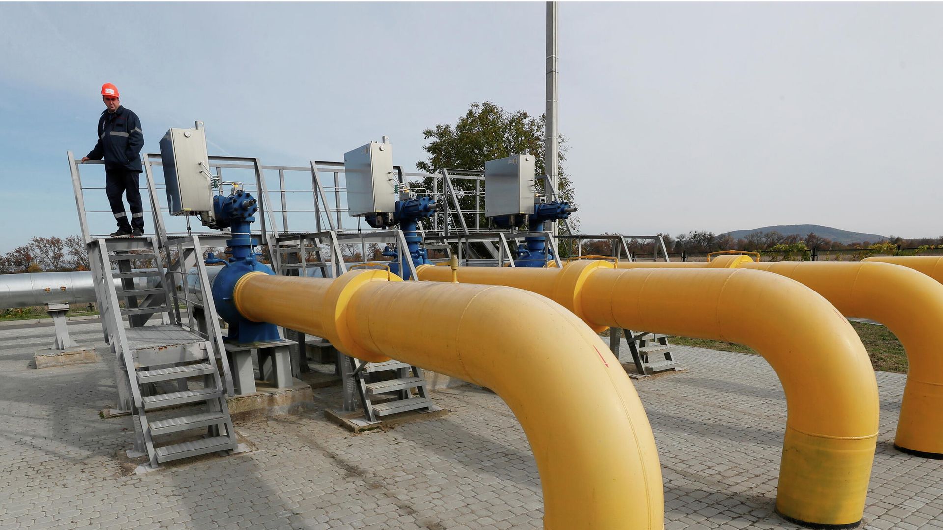 Сотрудник на газовой станции в районе Берегово, Украина Сотрудник на газовой станции в районе Берегово, Украина - РИА Новости, 1920, 18.10.2021