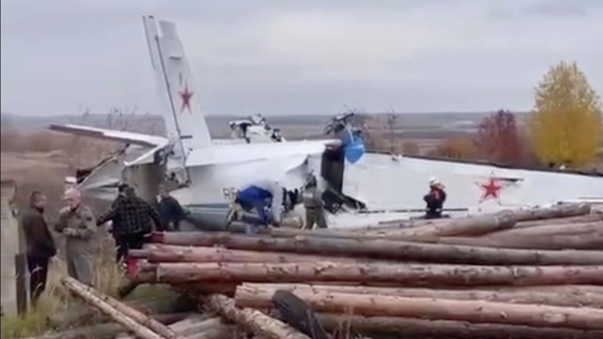 На месте жесткой посадки самолета L-410 в Мензелинске. Кадр из видео - РИА Новости, 1920, 10.10.2021