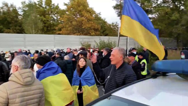 Недовольные украинскими властями собрались у резиденции Зеленского в Киеве Недовольные украинскими властями собрались у резиденции Зеленского в Киеве