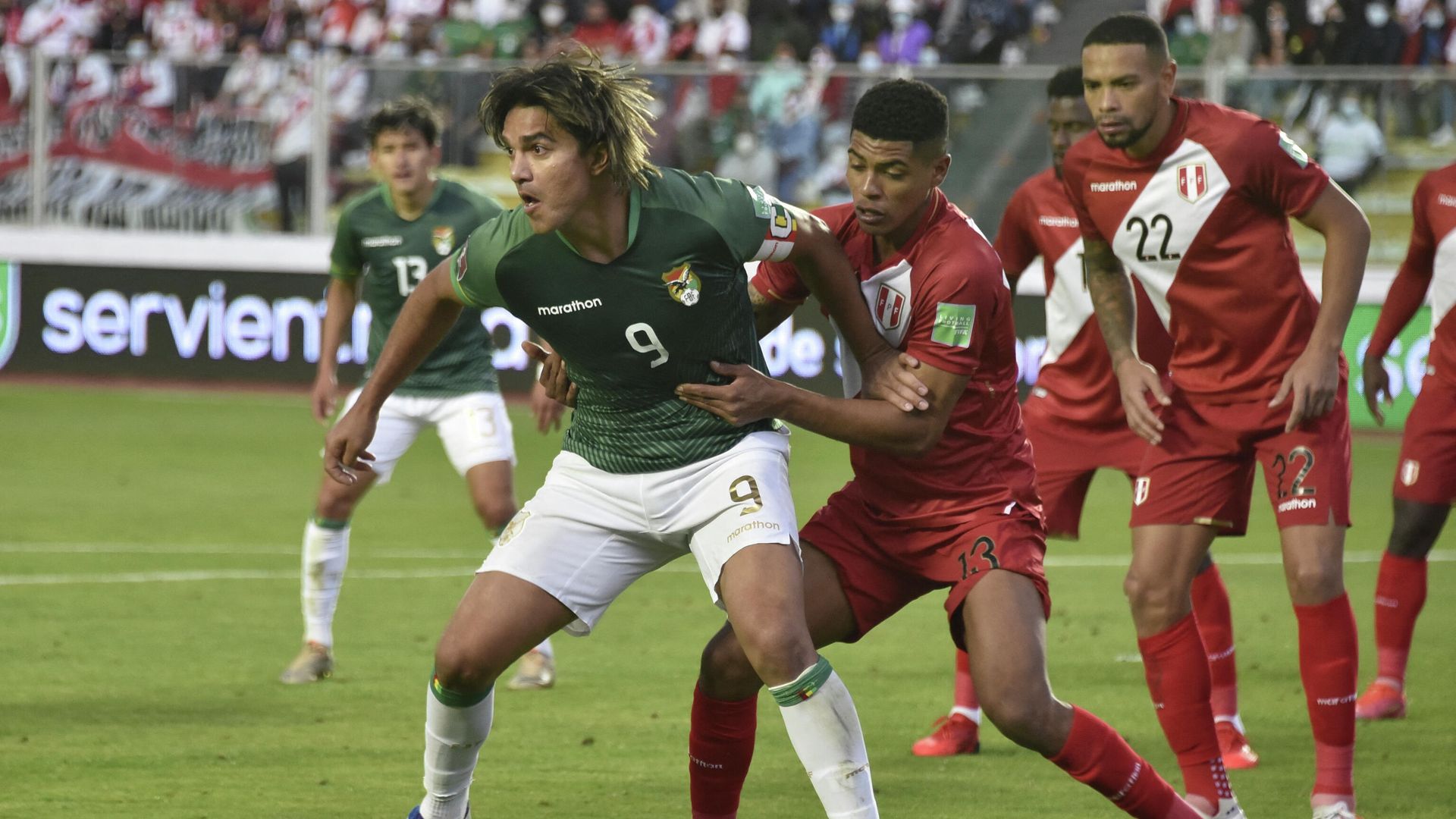 Bolivia's Marcelo Martins (L) and Peru's Wilder Cartagena (C) vie for the ball during their South American qualification football match for the FIFA World Cup Qatar 2022 at the Hernando Siles stadium in La Paz, on October 10, 2021. (Photo by AIZAR RALDES / POOL / AFP) - РИА Новости, 1920, 11.10.2021
