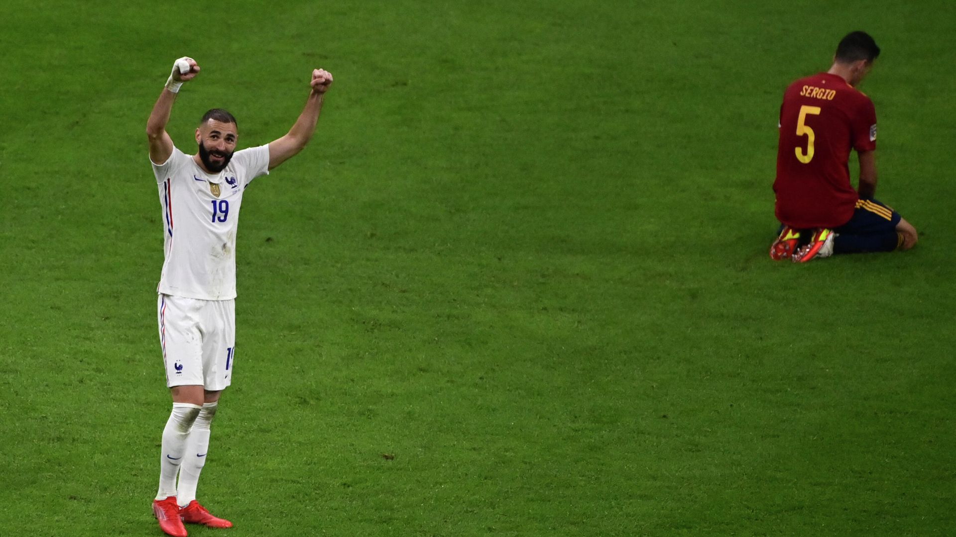 France's forward Karim Benzema (L) celebrates at the end of the Nations League final football match between Spain and France at San Siro stadium in Milan, on October 10, 2021. (Photo by MIGUEL MEDINA / POOL / AFP) France's forward Karim Benzema (L) celebrates at the end of the Nations League final football match between Spain and France at San Siro stadium in Milan, on October 10, 2021. (Photo by MIGUEL MEDINA / POOL / AFP) - РИА Новости, 1920, 11.10.2021