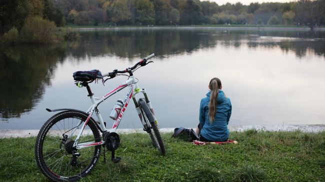 Девушка в музее-усадьбе Кусково в Москве