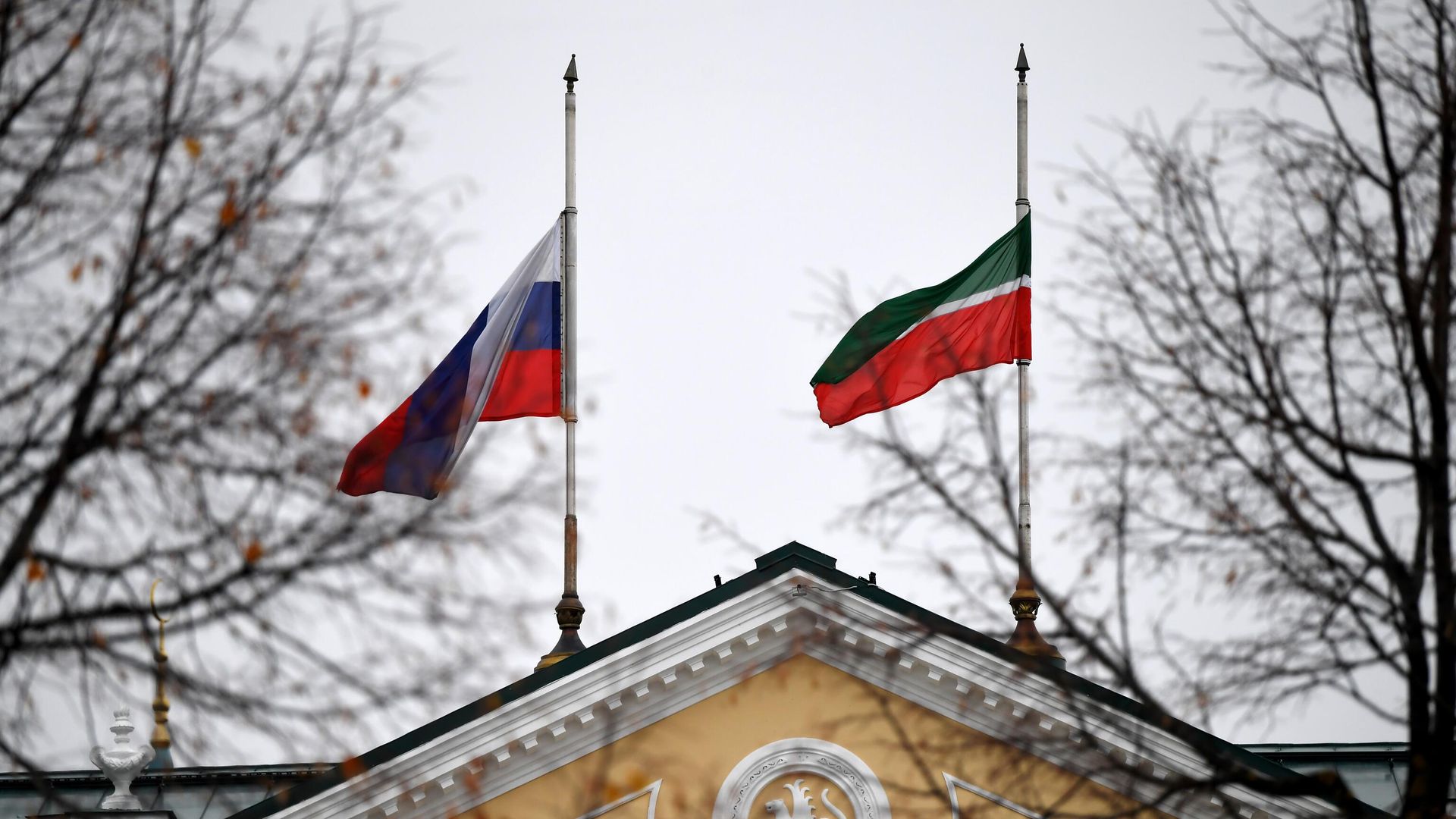 Приспущенные государственные флаги России и Татарстана на здании в Казанском кремле Приспущенные государственные флаги России и Татарстана на здании в Казанском кремле - РИА Новости, 1920, 11.10.2021