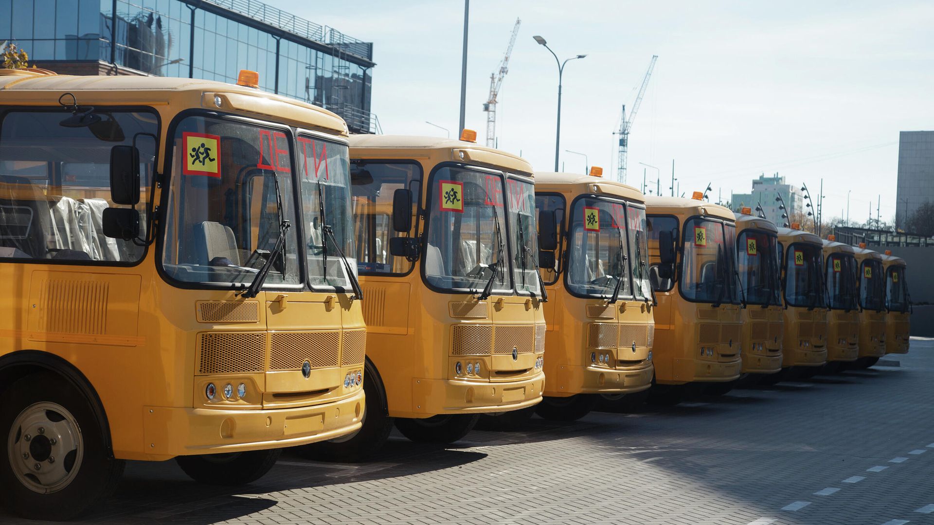 Школы Белгородской области получили 65 новых автобусов Школы Белгородской области получили 65 новых автобусов - РИА Новости, 1920, 11.10.2021