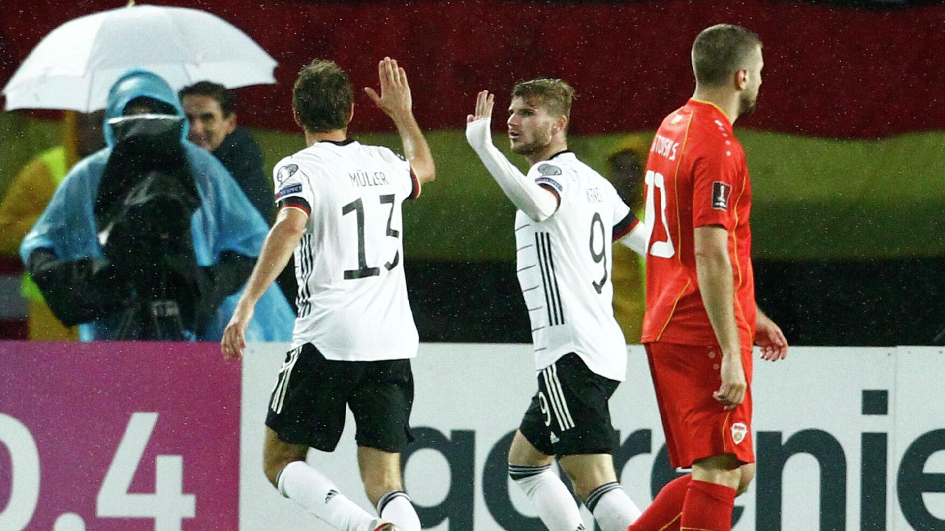 Soccer Football - World Cup - UEFA Qualifiers - Group J - North Macedonia v Germany - Toshe Proeski Arena, Skopje, North Macedonia - October 11, 2021 Germany's Timo Werner and Thomas Muller celebrate their first goal scored by Kai Havertz REUTERS/Ognen Teofilovski Soccer Football - World Cup - UEFA Qualifiers - Group J - North Macedonia v Germany - Toshe Proeski Arena, Skopje, North Macedonia - October 11, 2021 Germany's Timo Werner and Thomas Muller celebrate their first goal scored by Kai Havertz REUTERS/Ognen Teofilovski - РИА Новости, 1920, 11.10.2021