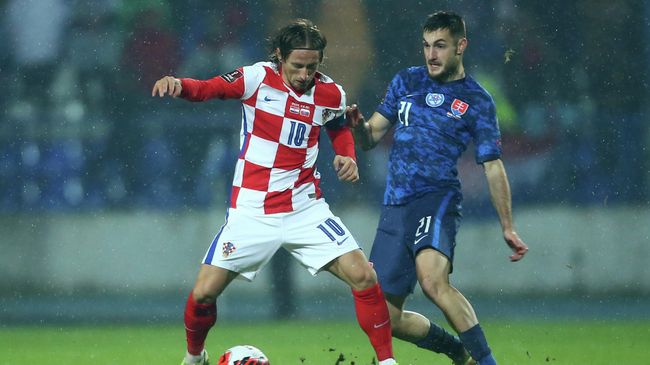 Soccer Football - World Cup - UEFA Qualifiers - Group H - Croatia v Slovakia - Stadion Gradski vrt, Osijek, Croatia - October 11, 2021  Croatia's Luka Modric in action with Slovakia's Matus Bero REUTERS/Antonio Bronic