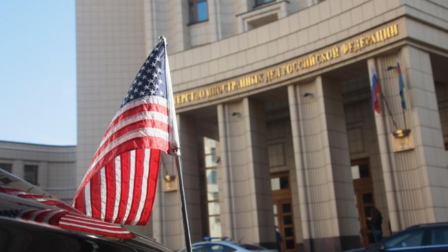 Флаг на автомобиле у здания МИД РФ