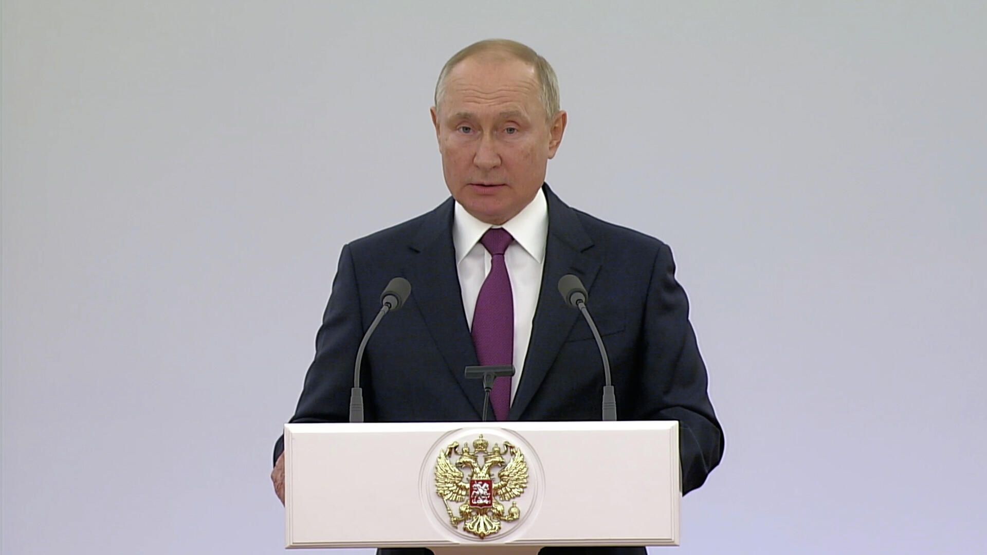 Путин: В парламенте должны звучать разные мнения и приниматься сбалансированные решения Путин: В парламенте должны звучать разные мнения и приниматься сбалансированные решения - РИА Новости, 1920, 12.10.2021