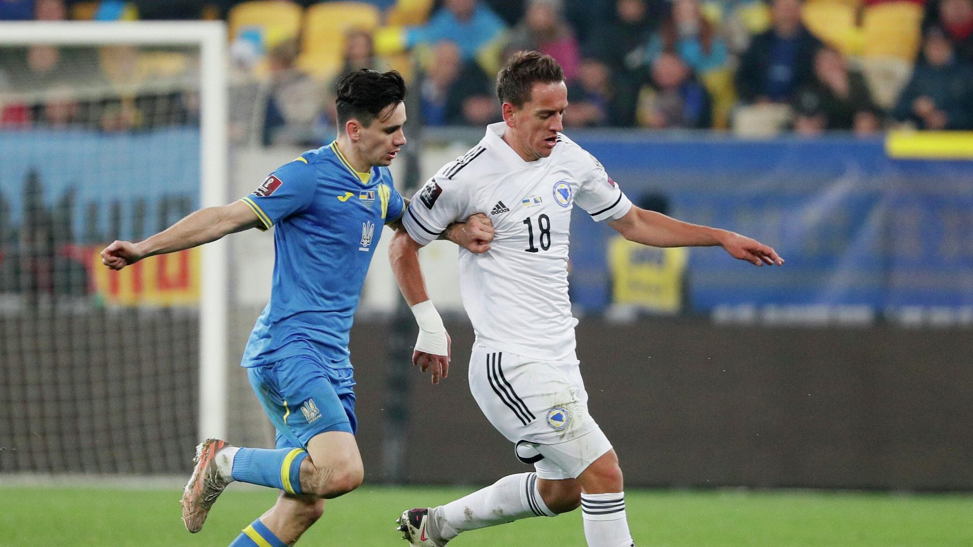 Soccer Football - World Cup - UEFA Qualifiers - Group D - Ukraine v Bosnia and Herzegovina - Arena Lviv, Lviv, Ukraine - October 12, 2021 Ukraine's Mykola Shaparenko in action with Bosnia and Herzegovina's Amir Hadziahmetovic REUTERS/Gleb Garanich Soccer Football - World Cup - UEFA Qualifiers - Group D - Ukraine v Bosnia and Herzegovina - Arena Lviv, Lviv, Ukraine - October 12, 2021 Ukraine's Mykola Shaparenko in action with Bosnia and Herzegovina's Amir Hadziahmetovic REUTERS/Gleb Garanich - РИА Новости, 1920, 12.10.2021