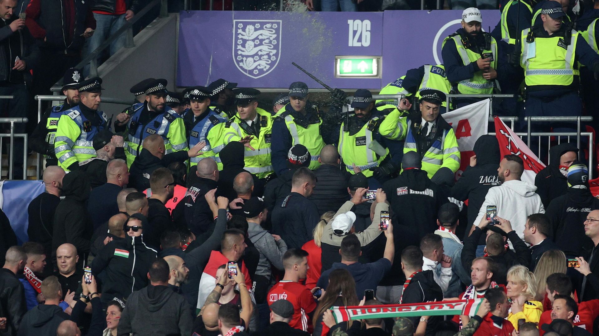 Soccer Football - World Cup - UEFA Qualifiers - Group I - England v Hungary - Wembley Stadium, London, Britain - October 12, 2021 General view as Police clash with Hungary fans during the match Action Images via Reuters/Carl Recine TPX IMAGES OF THE DAY Soccer Football - World Cup - UEFA Qualifiers - Group I - England v Hungary - Wembley Stadium, London, Britain - October 12, 2021 General view as Police clash with Hungary fans during the match Action Images via Reuters/Carl Recine TPX IMAGES OF THE DAY - РИА Новости, 1920, 13.10.2021