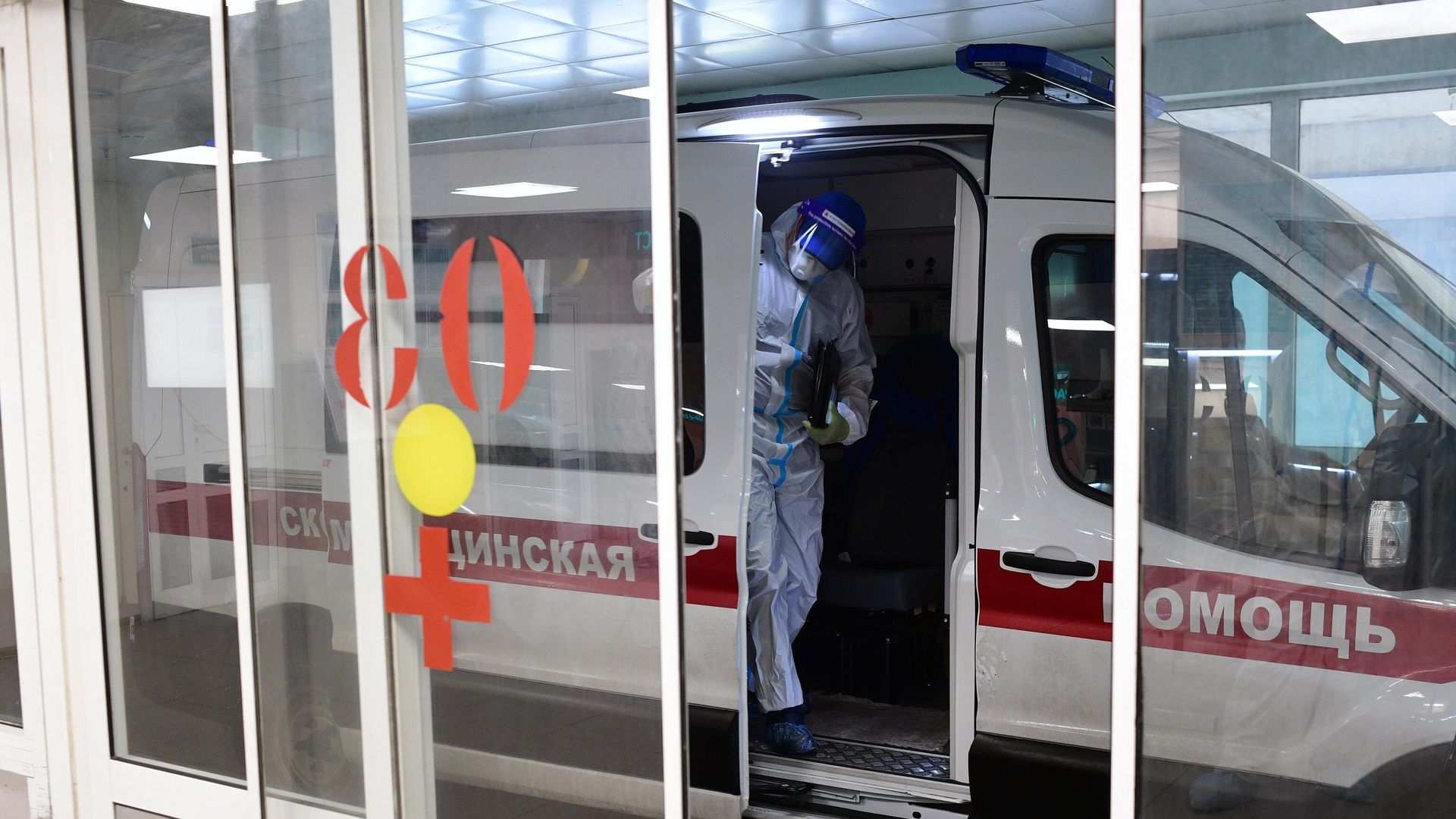Автомобиль у приемного отделения госпиталя COVID-19 Автомобиль у приемного отделения госпиталя COVID-19 - РИА Новости, 1920, 15.08.2022