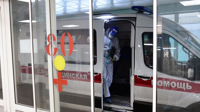 Автомобиль у приемного отделения госпиталя COVID-19 городской клинической больницы № 15 имени О. М. Филатова в Москве