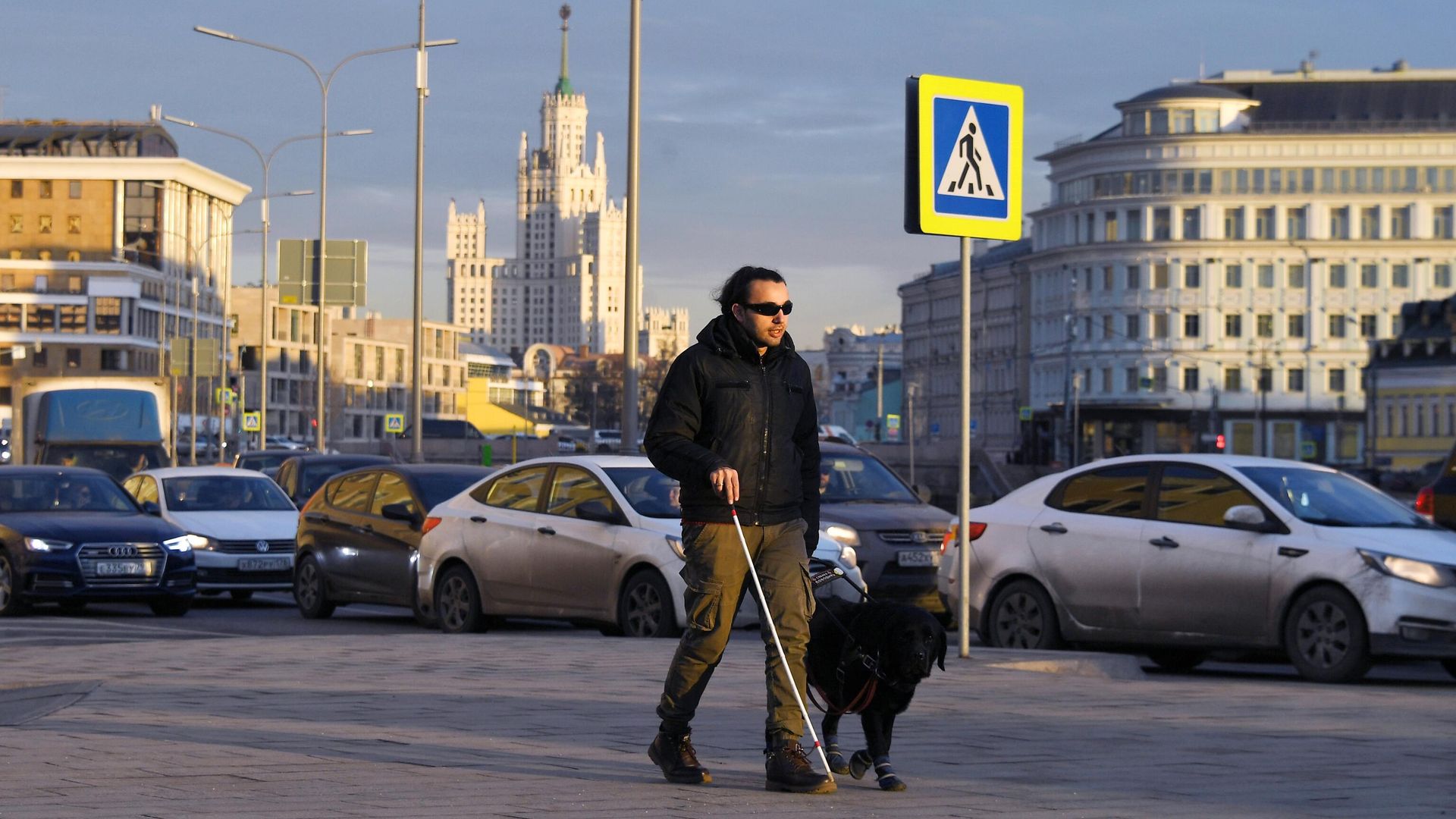 Мужчина переходит дорогу на одной из улиц Москвы Мужчина переходит дорогу на одной из улиц Москвы - РИА Новости, 1920, 13.11.2021