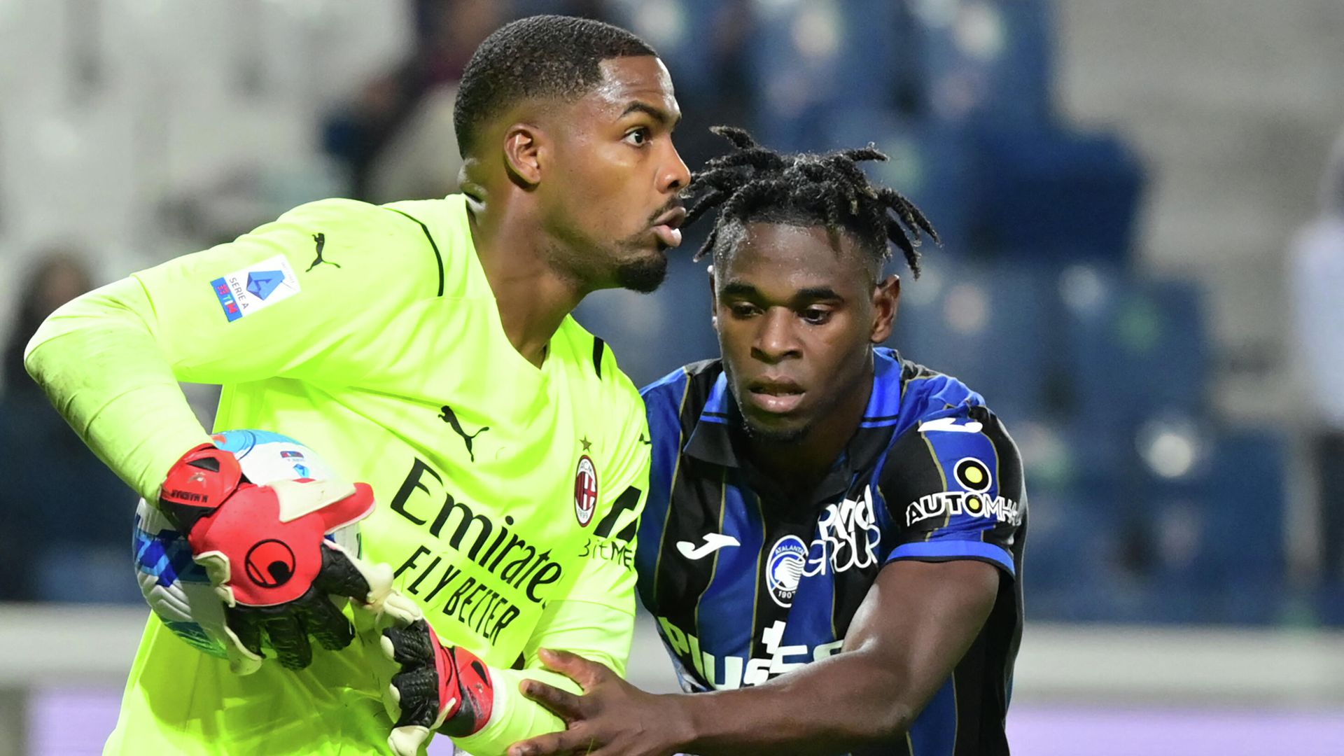 AC Milan's French goalkeeper Mike Maignan holds the ball back from Atalanta's Colombian forward Duvan Zapata during their Italian Serie A football match Atalanta Bergamo versus AC Milan at the Gewiss Stadium (Stadio di Bergamo) in the northern city of Bergamo on October 3, 2021. (Photo by MIGUEL MEDINA / AFP) AC Milan's French goalkeeper Mike Maignan holds the ball back from Atalanta's Colombian forward Duvan Zapata during their Italian Serie A football match Atalanta Bergamo versus AC Milan at the Gewiss Stadium (Stadio di Bergamo) in the northern city of Bergamo on October 3, 2021. (Photo by MIGUEL MEDINA / AFP) - РИА Новости, 1920, 13.10.2021