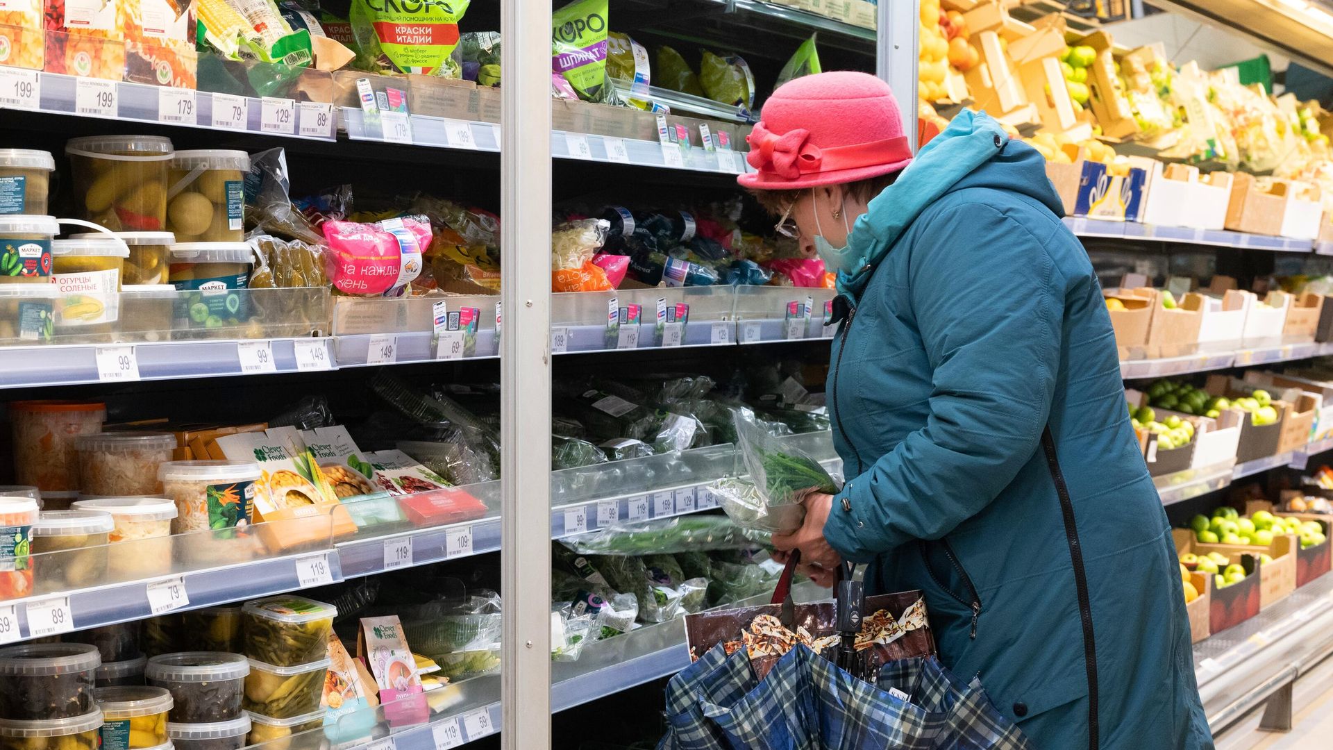 Женщина в одном из магазинов Перекресток в Москве Женщина в одном из магазинов Перекресток в Москве - РИА Новости, 1920, 08.03.2022