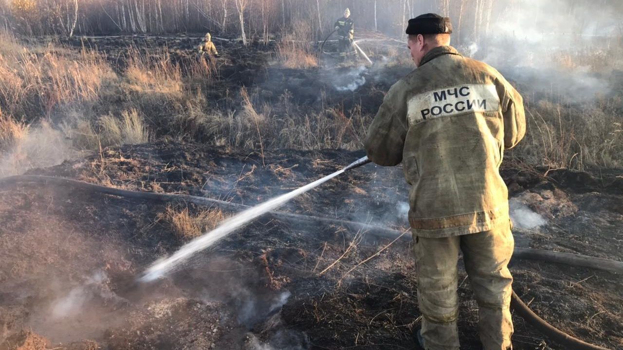 Пожарный у тлеющего торфяника на юге Екатеринбурга Пожарный у тлеющего торфяника на юге Екатеринбурга - РИА Новости, 1920, 18.10.2021