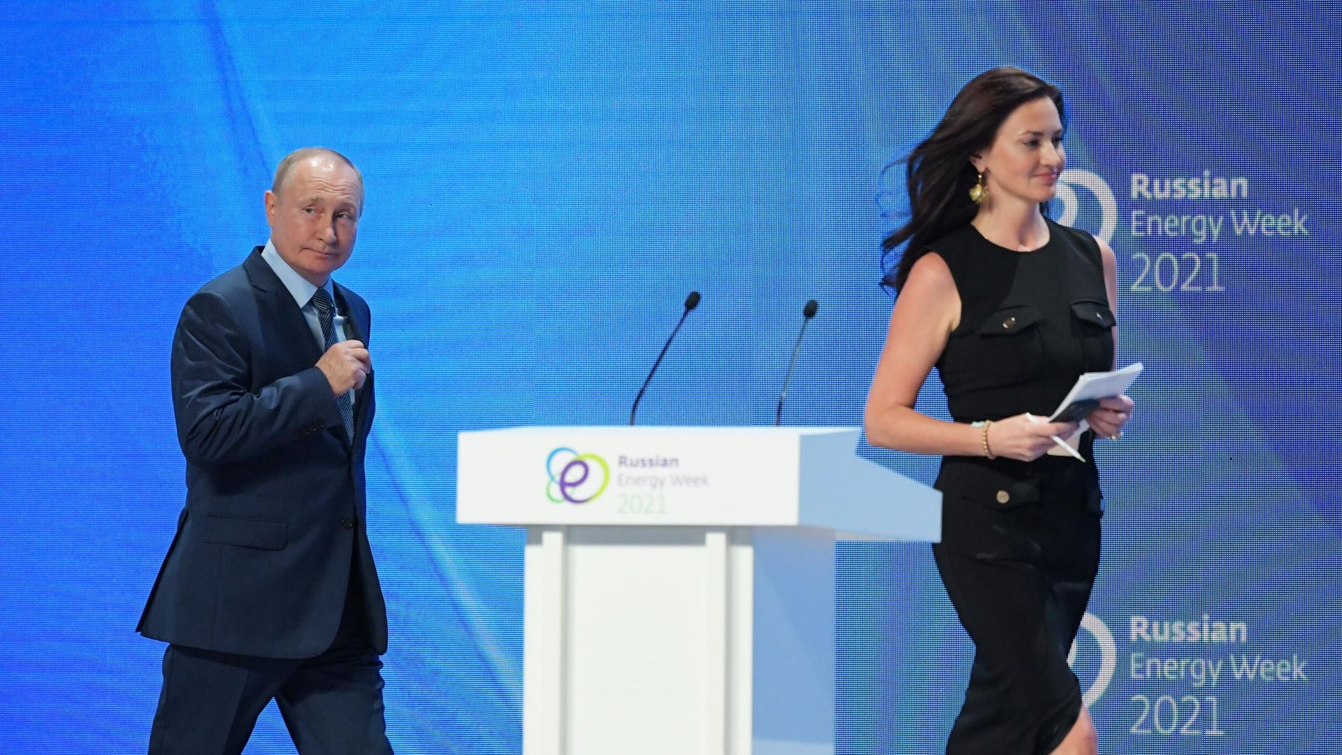 Президент РФ Владимир Путин и модератор сессии, телеведущая канала CNBC Хедли Гэмбл на пленарном заседании международного форума Российская энергетическая неделя Президент РФ Владимир Путин и модератор сессии, телеведущая канала CNBC Хедли Гэмбл на пленарном заседании международного форума Российская энергетическая неделя - РИА Новости, 1920, 15.10.2021