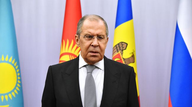 Министр иностранных дел России Сергей Лавров во время общения с журналистами после заседания Совета министров иностранных дел СНГ