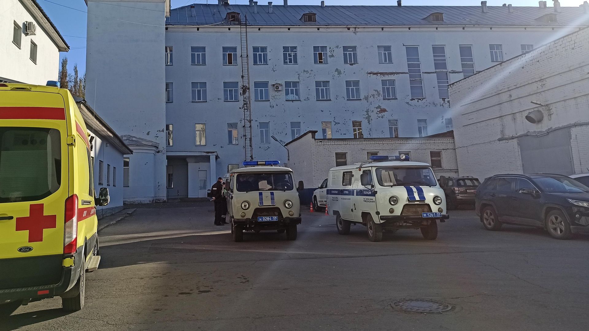 Автомобили полиции у Пермской краевой больницы, где проходит заседание суда по делу Тимура Бекмансурова. 14 октября 2021 Автомобили полиции у Пермской краевой больницы, где проходит заседание суда по делу Тимура Бекмансурова. 14 октября 2021 - РИА Новости, 1920, 14.10.2021
