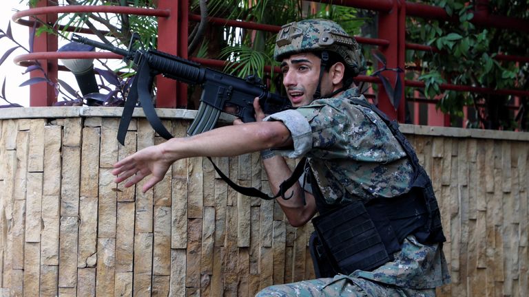 Военнослужащий на месте демонстрации в Бейруте, Ливан Военнослужащий на месте демонстрации в Бейруте, Ливан