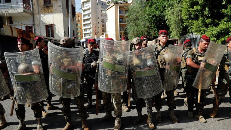Военнослужащие на месте демонстрации в Бейруте, Ливан Военнослужащие на месте демонстрации в Бейруте, Ливан