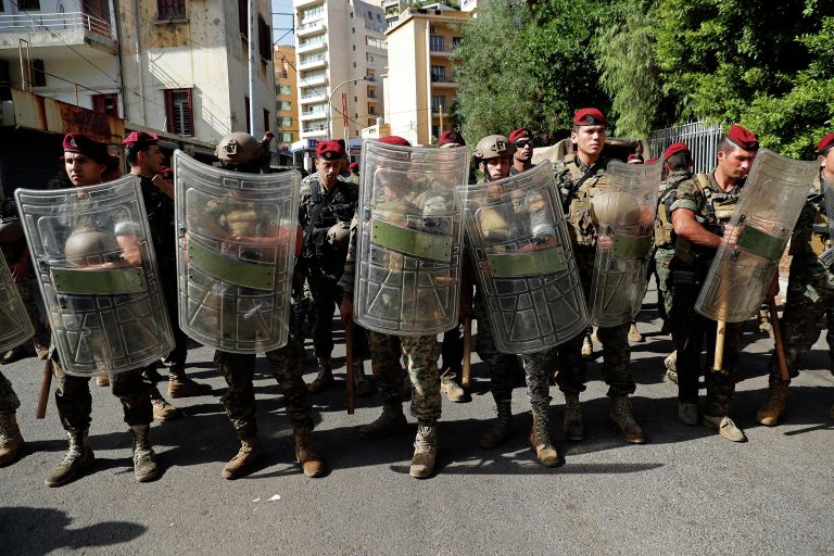 Военнослужащие на месте демонстрации в Бейруте, Ливан Военнослужащие на месте демонстрации в Бейруте, Ливан