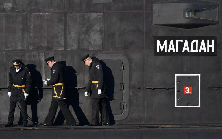 Военнослужащие ВМФ РФ на дизель-электрической подводной лодке проекта 636.3 Магадан Военнослужащие ВМФ РФ на дизель-электрической подводной лодке проекта 636.3 Магадан