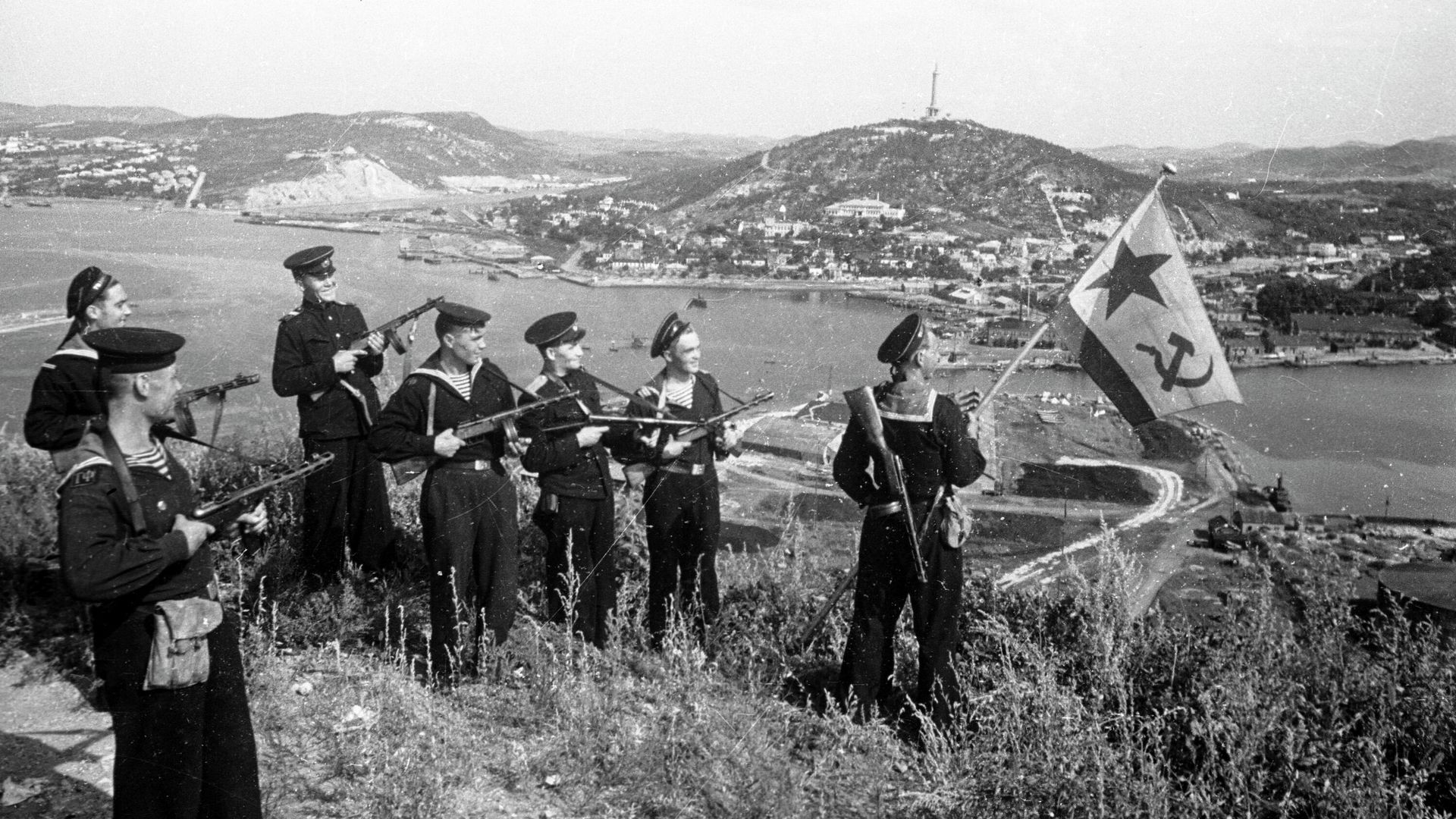 Моряки-десантникиТихооканского флота с военно-морским флагом после взятия Порт-Артура, 1945 год Моряки-десантникиТихооканского флота с военно-морским флагом после взятия Порт-Артура, 1945 год - РИА Новости, 1920, 03.12.2024