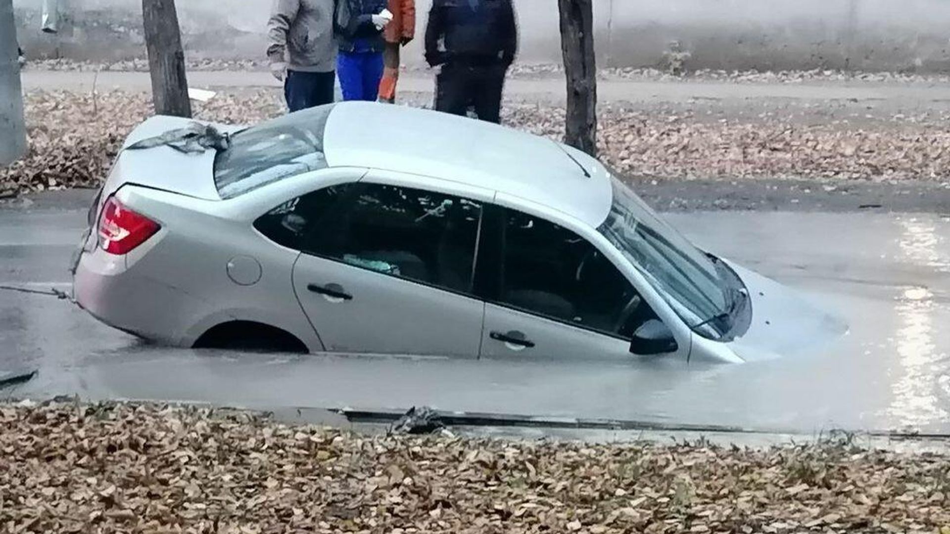 Автомобиль провалился в яму с водой в Самаре из-за утечки на водоводе Автомобиль провалился в яму с водой в Самаре из-за утечки на водоводе - РИА Новости, 1920, 15.10.2021