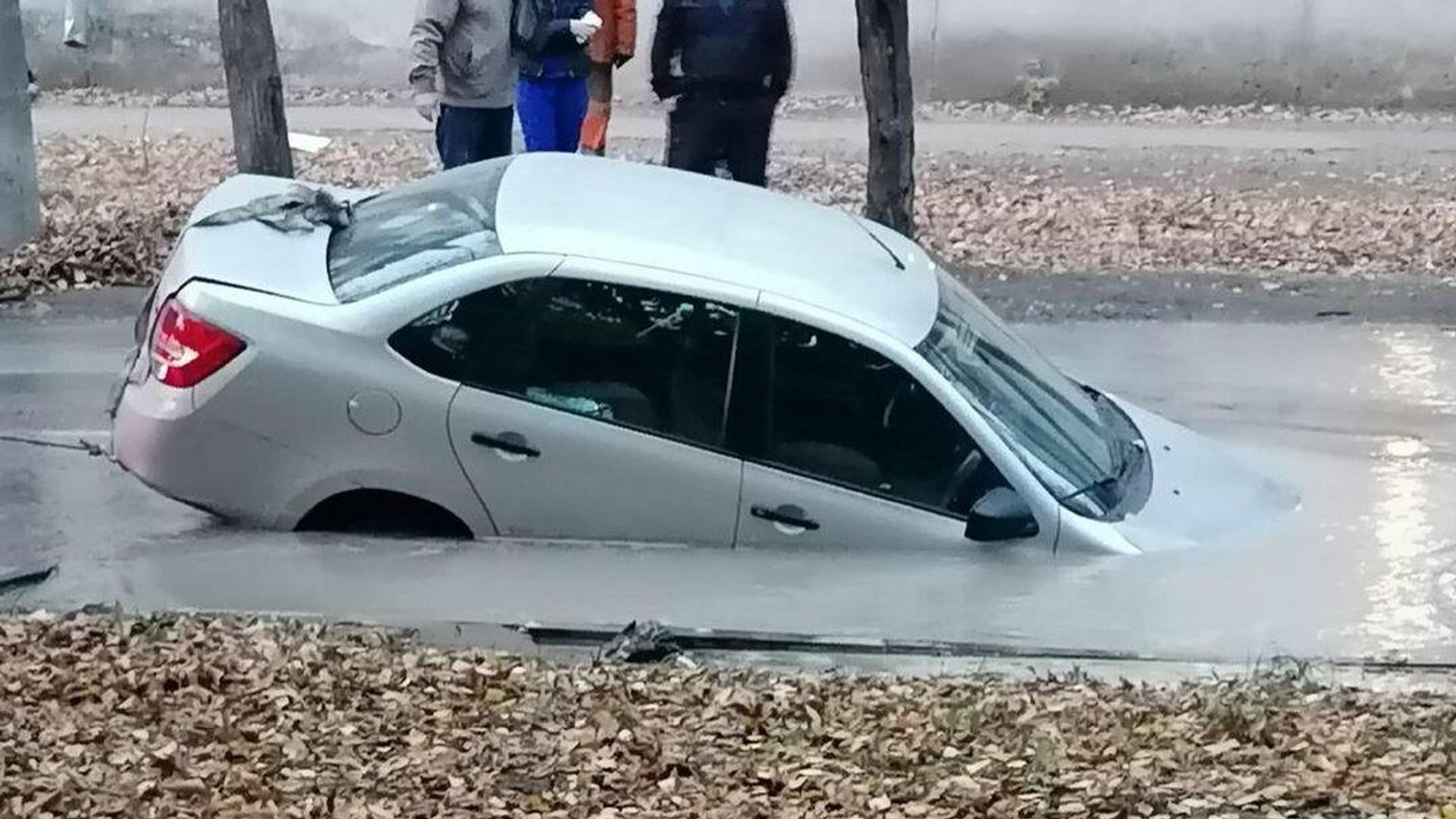 Автомобиль провалился в яму с водой в Самаре из-за утечки на водоводе Автомобиль провалился в яму с водой в Самаре из-за утечки на водоводе - РИА Новости, 1920, 15.10.2021