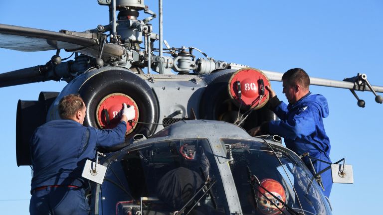 Военнослужащие ВМФ России обслуживают вертолет Ка-27ПС на борту корвета Громкий во время совместных российско-китайских военно-морских учений Морское взаимодействие – 2021 в Японском море Военнослужащие ВМФ России обслуживают вертолет Ка-27ПС на борту корвета Громкий во время совместных российско-китайских военно-морских учений Морское взаимодействие – 2021 в Японском море