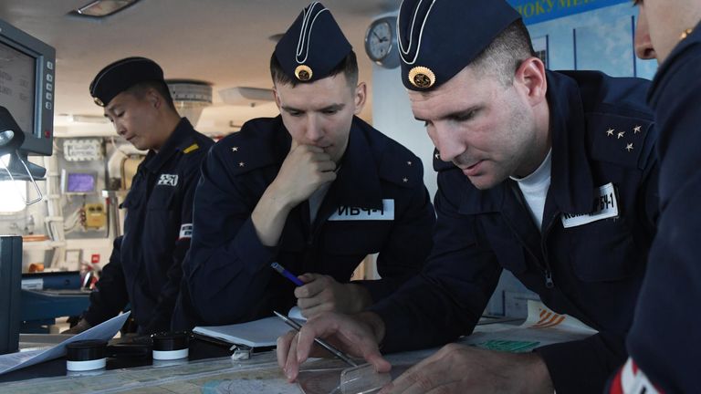 Военнослужащие ВМФ России на ходовом мостике корвета Громкий во время совместных российско-китайских военно-морских учений Морское взаимодействие – 2021 в Японском море Военнослужащие ВМФ России на ходовом мостике корвета Громкий во время совместных российско-китайских военно-морских учений Морское взаимодействие – 2021 в Японском море
