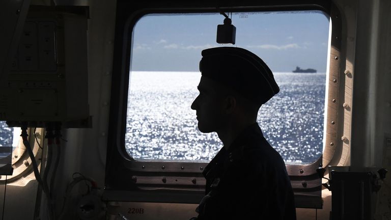 Военнослужащий ВМФ России на борту корвета Громкий во время совместных российско-китайских военно-морских учений Морское взаимодействие – 2021 в Японском море Военнослужащий ВМФ России на борту корвета Громкий во время совместных российско-китайских военно-морских учений Морское взаимодействие – 2021 в Японском море