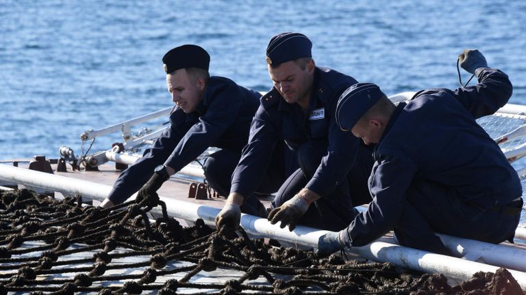 Военнослужащие ВМФ России на борту корвета Громкий во время совместных российско-китайских военно-морских учений Морское взаимодействие – 2021 в Японском море Военнослужащие ВМФ России на борту корвета Громкий во время совместных российско-китайских военно-морских учений Морское взаимодействие – 2021 в Японском море