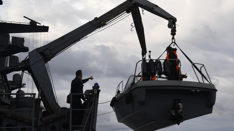Военнослужащие ВМФ России на борту корвета Громкий во время совместных российско-китайских военно-морских учений Морское взаимодействие – 2021 в Японском море Военнослужащие ВМФ России на борту корвета Громкий во время совместных российско-китайских военно-морских учений Морское взаимодействие – 2021 в Японском море
