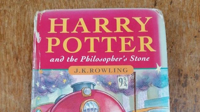 Раритетное издание книги Гарри Поттер и философский камень, принадлежащее британцу по имени Гарри Поттер Раритетное издание книги Гарри Поттер и философский камень, принадлежащее британцу по имени Гарри Поттер